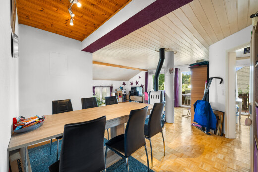 salle à manger avec plafond à poutres, beamed ceiling, cloison sèche, drywall, et lumière naturelle