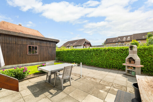 terrasse avec coin repas extérieur, terrasse, day time, cheminée, et from property