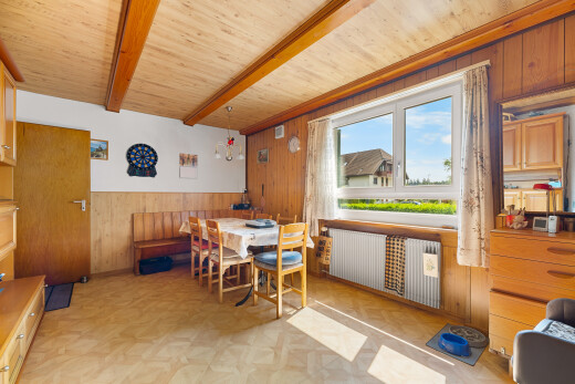 salle à manger avec mur en bois, wood wall, radiateur, mur à lambris, et wainscot wall