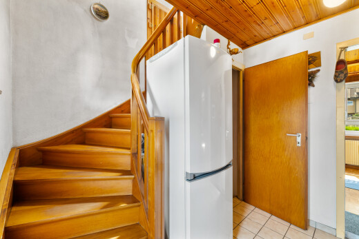 escaliers avec inside property, sol en carrelage, tile floor, escaliers, et plafond en bois