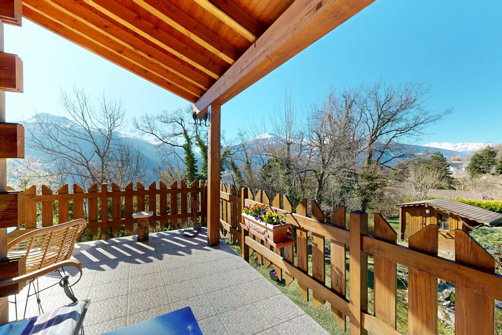 balcon avec from property, day time, mountain view, et vue sur la montagne