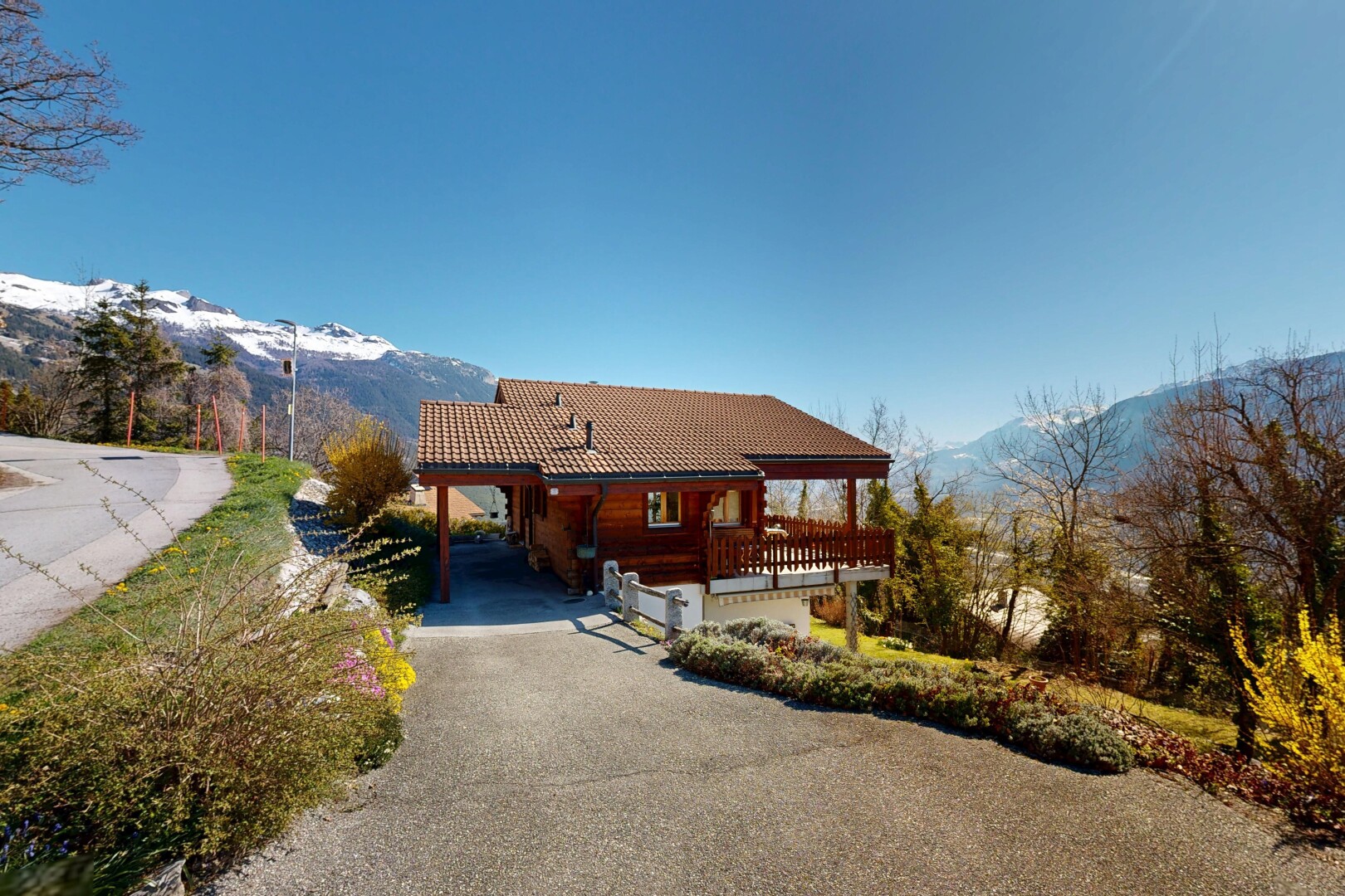 façade avec mountain view, vue sur la montagne, toit en tuiles, day time, et allée