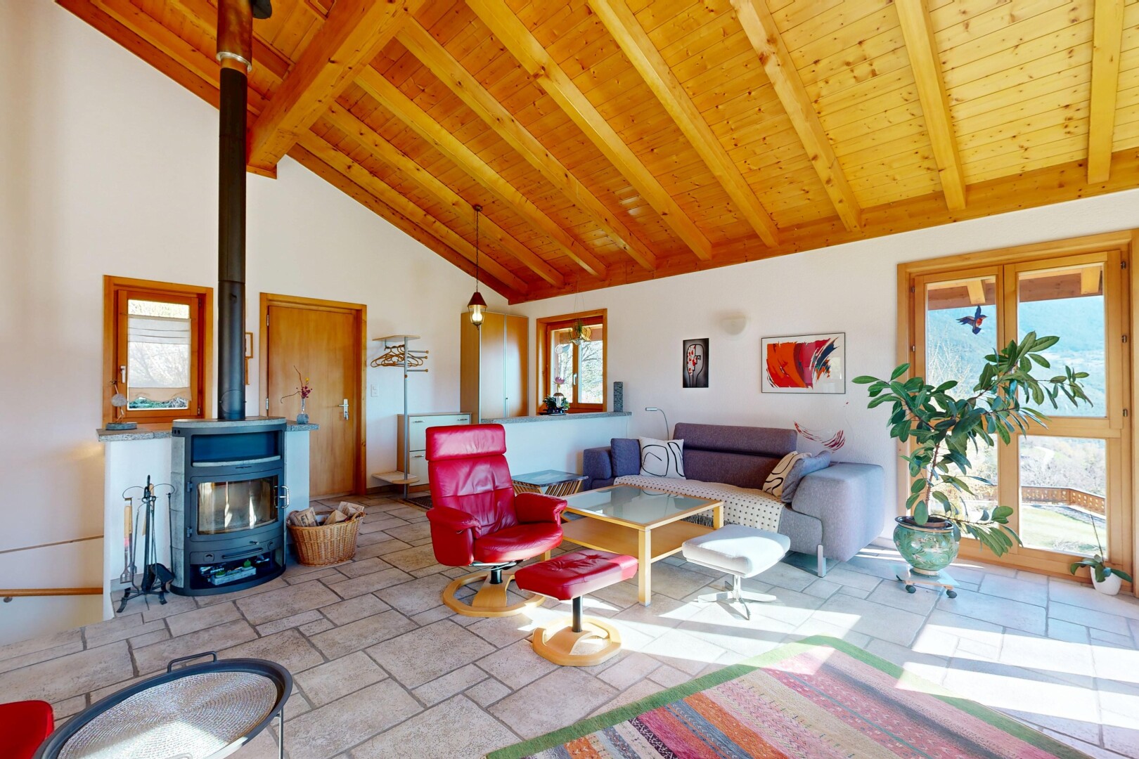 salon avec high ceiling, plafond haut, beamed ceiling, plafond à poutres, et inside property