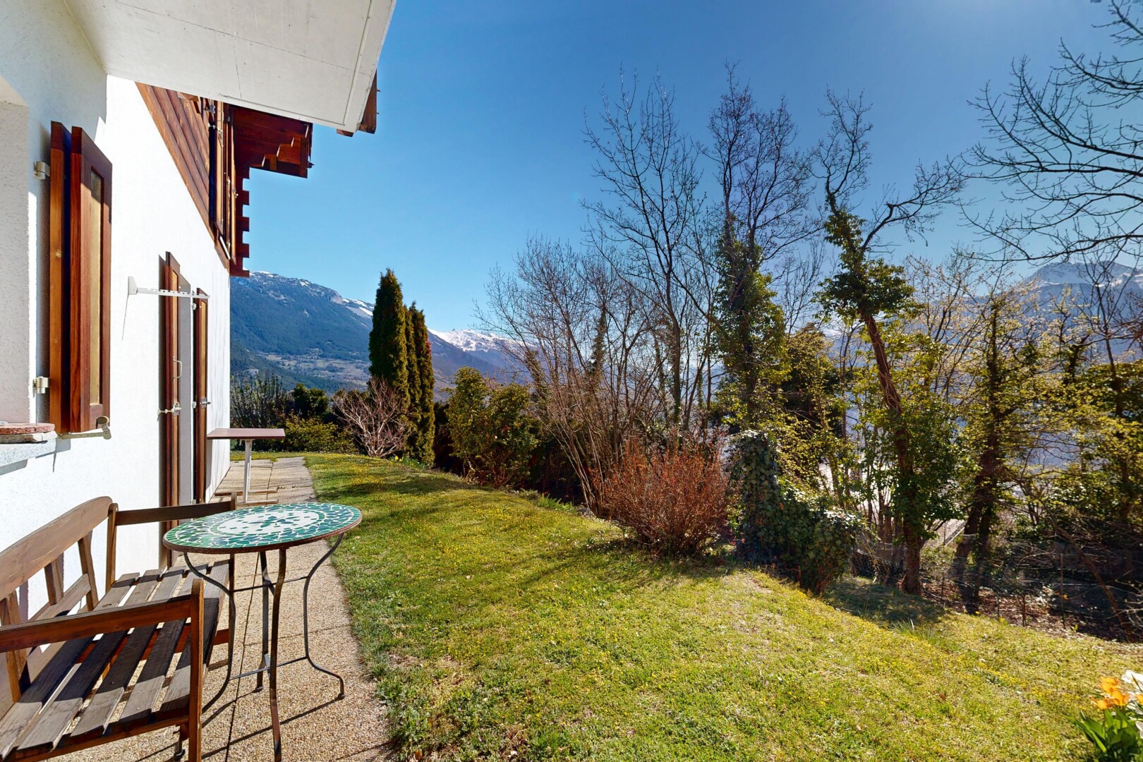 jardin avec mountain view, vue sur la montagne, pelouse, from property, et day time