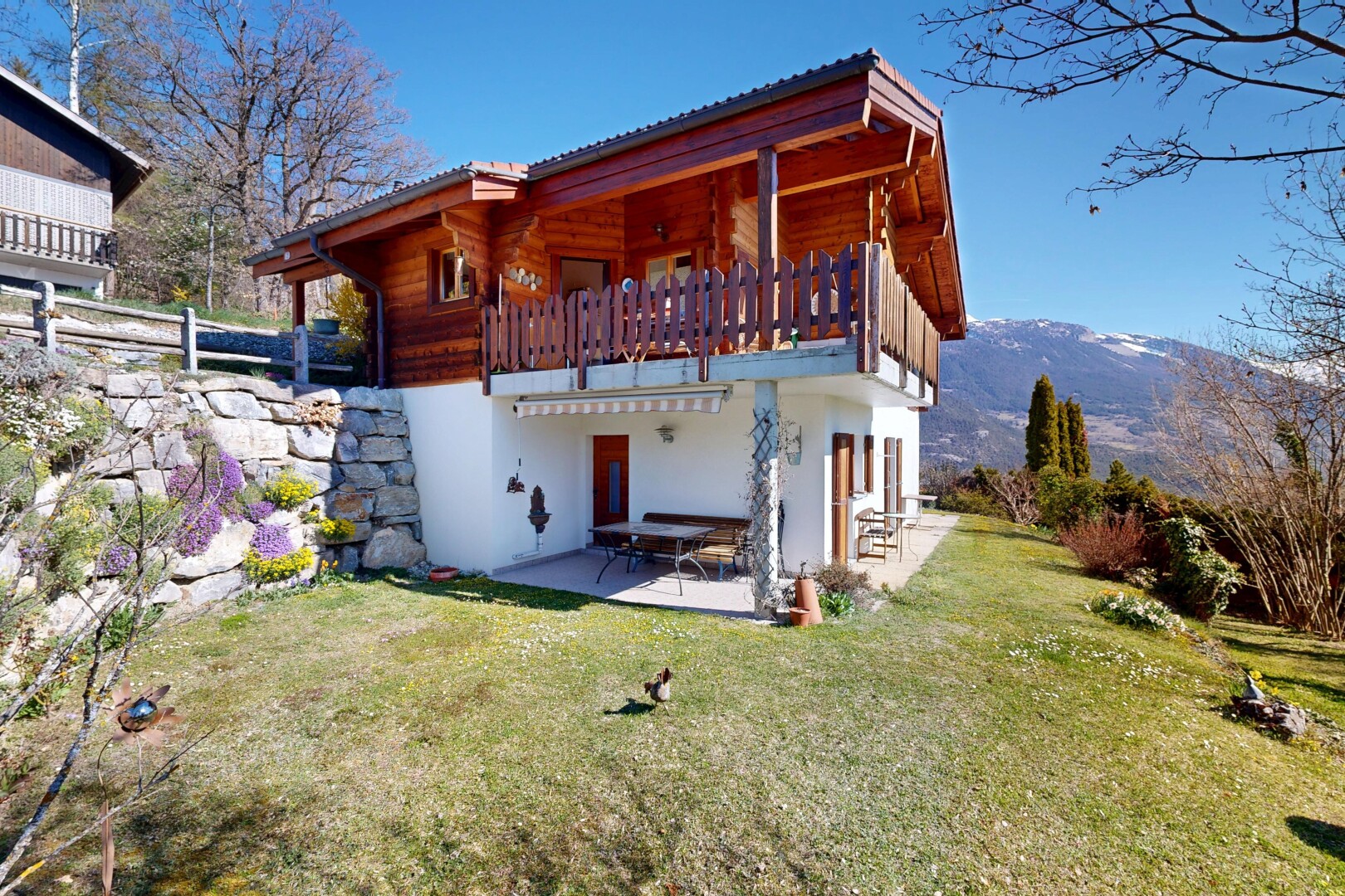 façade avec terrasse, from property, bardage en stuc, pelouse, et day time