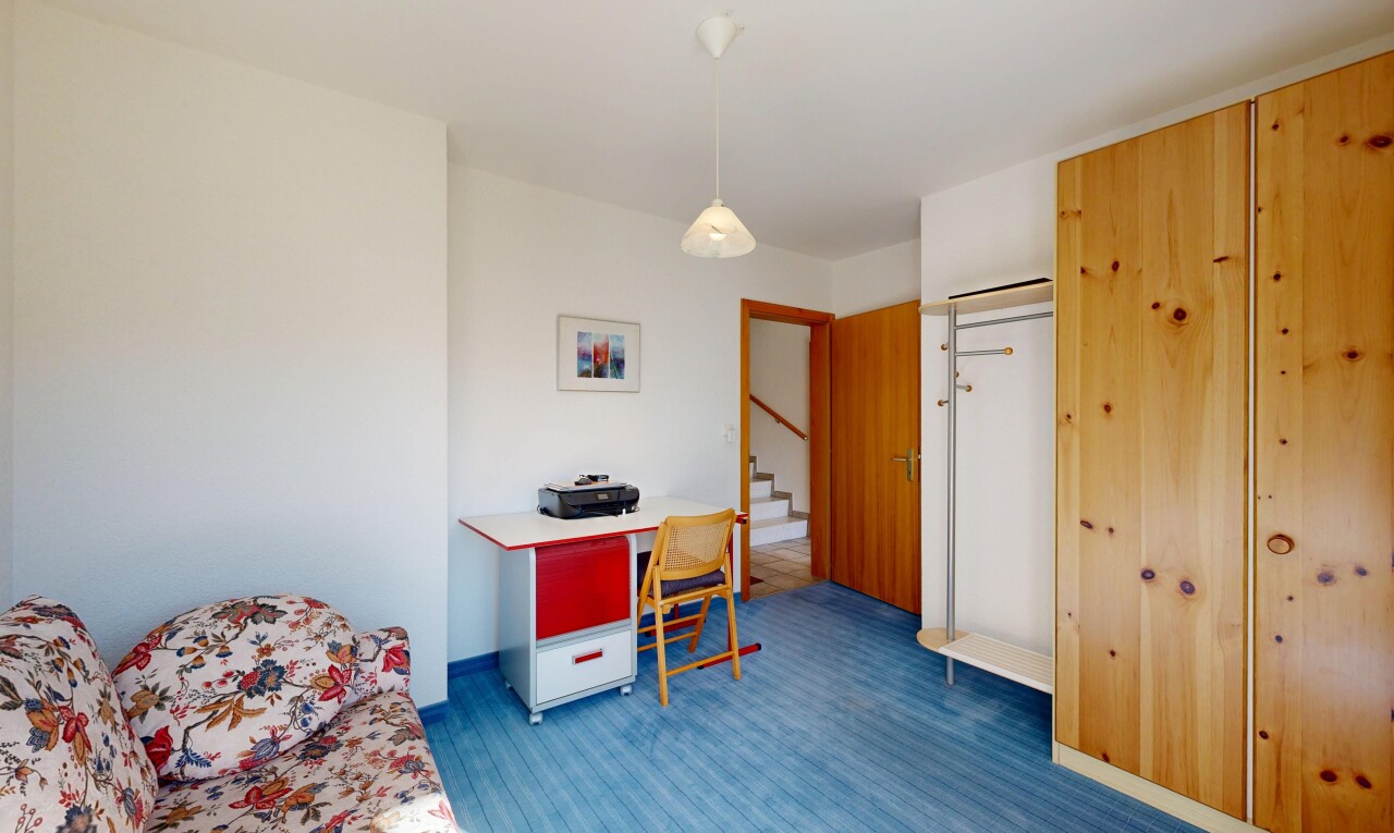 chambre avec cloison sèche, drywall, inside property, et espace bureau