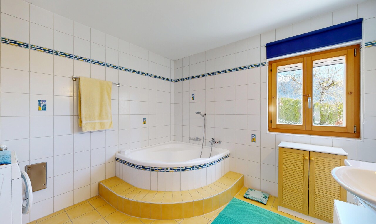 salle de bains avec mur en carrelage, tile wall, salle de bain complète, bain, et inside property