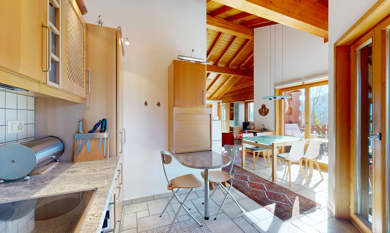 cuisine avec glass insert cabinets, armoires avec insert en verre, light countertops, light floor, et drywall