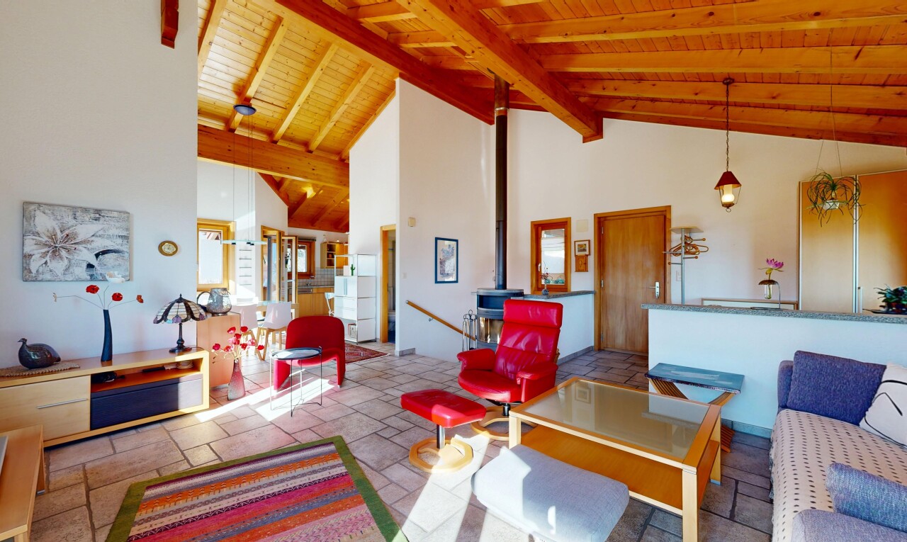 salon / salle à manger avec high ceiling, plafond haut, inside community, wood ceiling, et plafond en bois