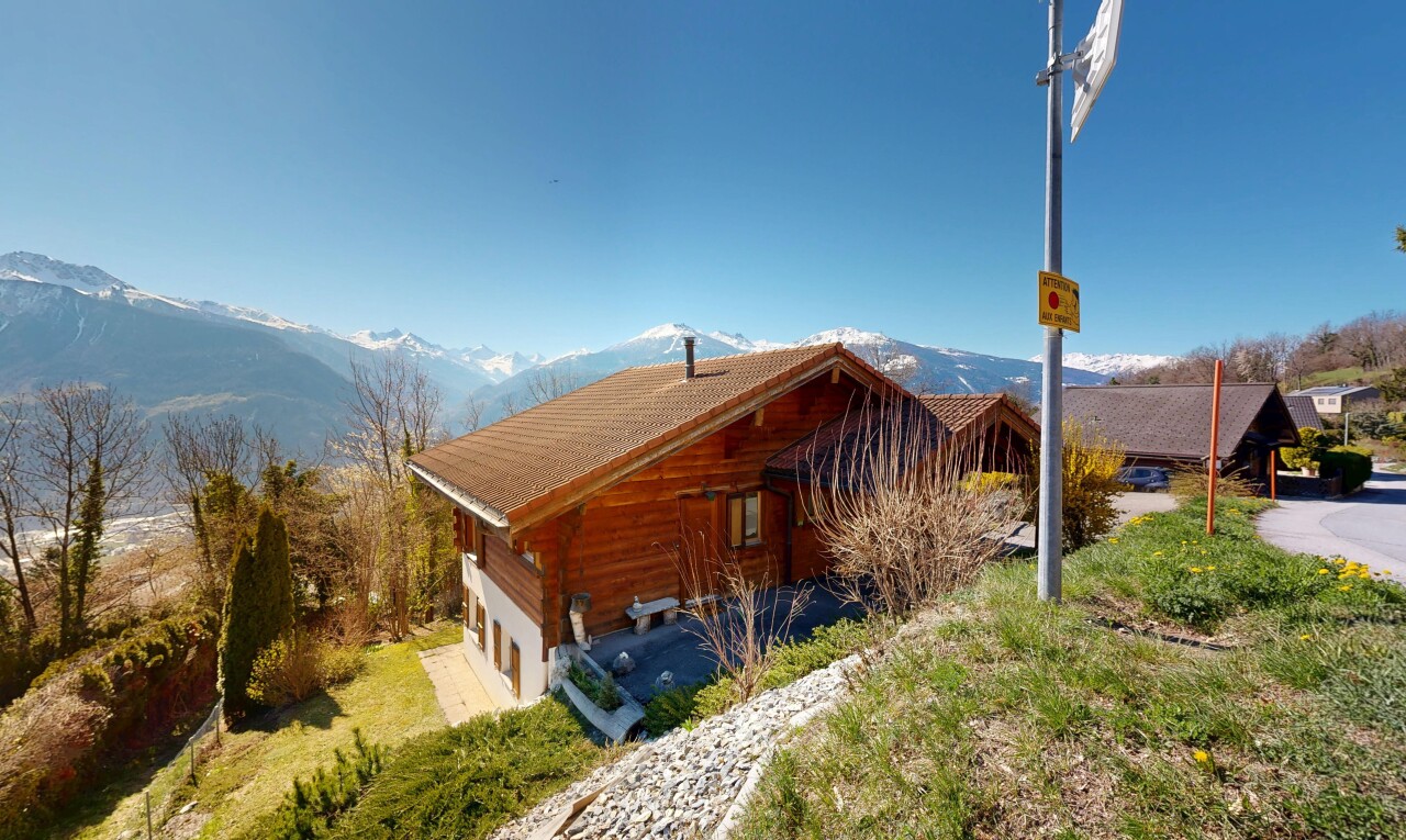 façade avec day time, mountain view, vue sur la montagne, property visible, et bardage horizontal