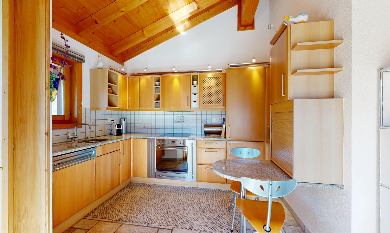 cuisine avec étagères ouvertes, open shelves, light countertops, plafond voûté, et vaulted ceiling