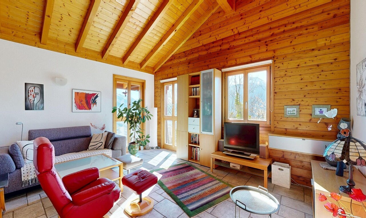 salon avec inside property, beamed ceiling, plafond à poutres, télévision, et vaulted ceiling