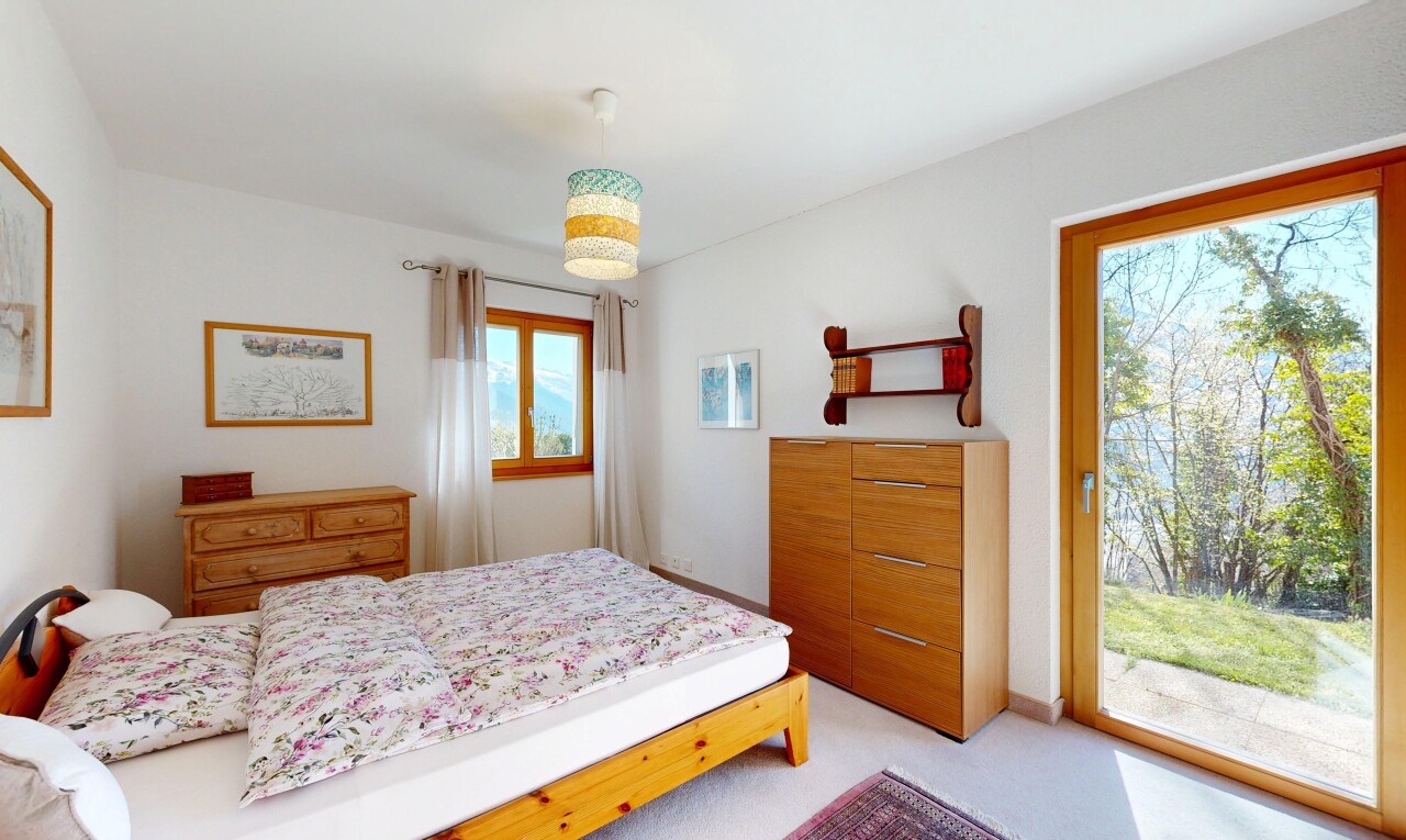 chambre avec drywall, cloison sèche, natural light, lumière naturelle, et accès à l'extérieur
