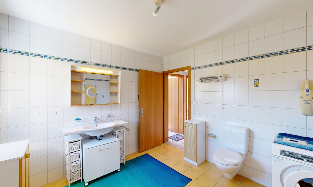 salle de bains avec miroir, salle de bain complète, tile wall, mur en carrelage, et lavabo (ou coiffeuse selon le contexte)