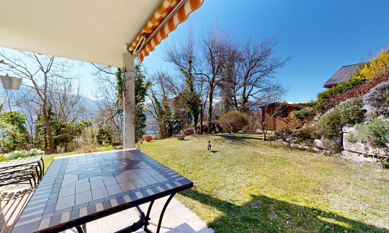 jardin avec terrasse, pelouse, from property, et day time