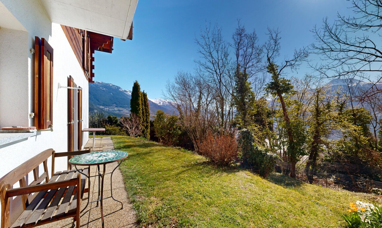 jardin avec mountain view, vue sur la montagne, pelouse, from property, et day time
