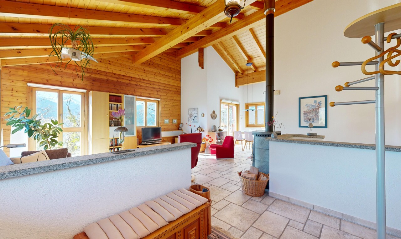 espace intérieur avec high ceiling, plafond haut, stone finish floor, sol en finition pierre, et vaulted ceiling