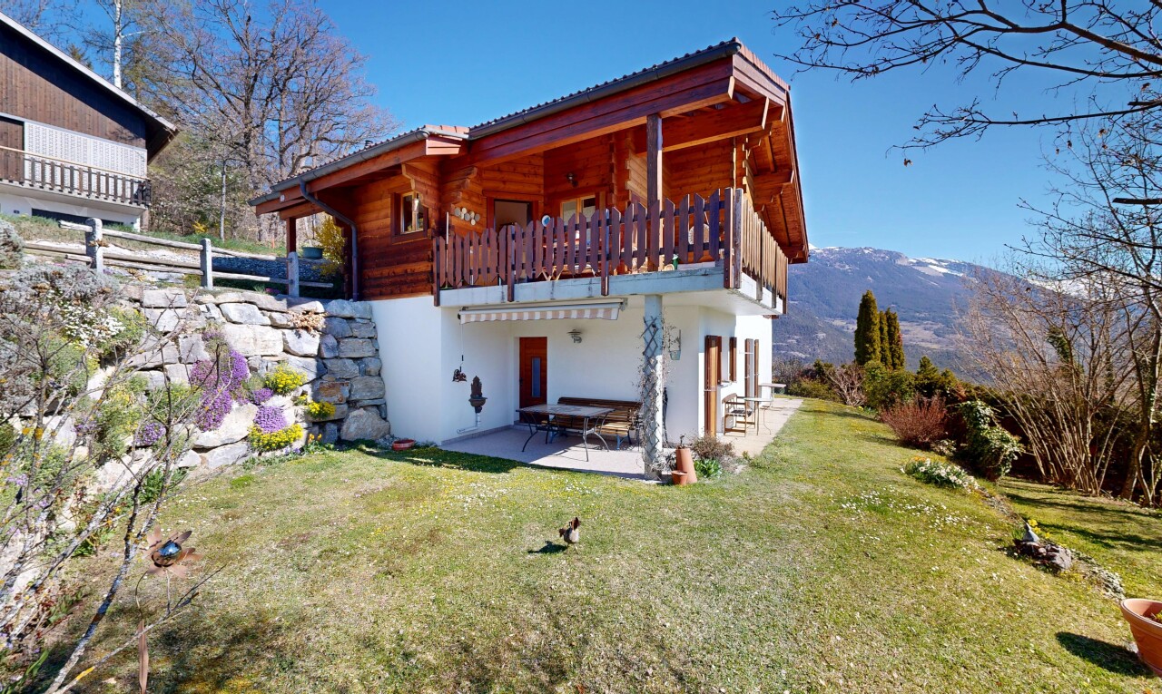 façade avec terrasse, from property, bardage en stuc, pelouse, et day time