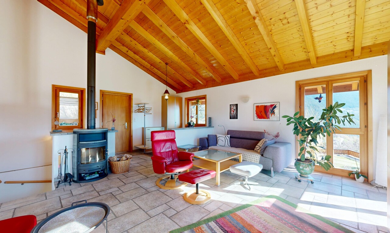 salon avec high ceiling, plafond haut, beamed ceiling, plafond à poutres, et inside property