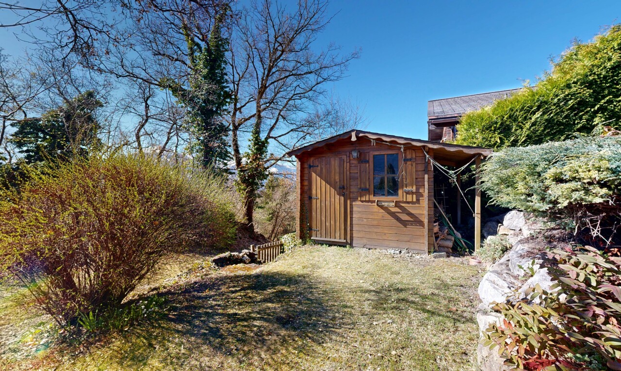 façade avec structure extérieure, day time, bardage en bois, from property, et abri