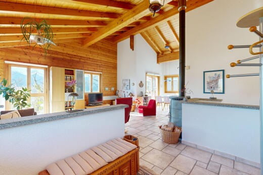 espace intérieur avec high ceiling, plafond haut, stone finish floor, sol en finition pierre, et vaulted ceiling