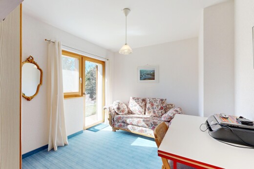 wohnzimmer mit gipskartonwand, drywall, inside property, bürobereich, und natural light