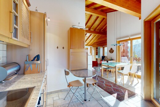 cuisine avec glass insert cabinets, armoires avec insert en verre, light countertops, light floor, et drywall