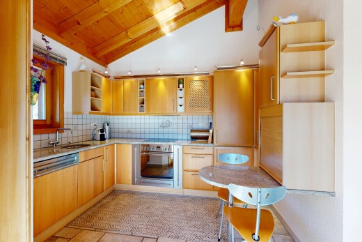 cuisine avec étagères ouvertes, open shelves, light countertops, plafond voûté, et vaulted ceiling