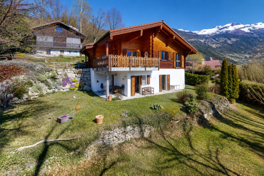 außenansicht mit rasen, horizontale verkleidung, terrasse, day time, und mountain view