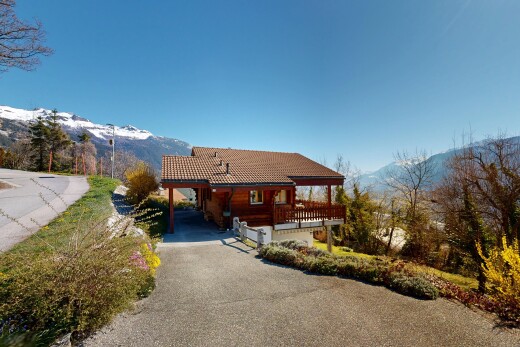 außenansicht mit mountain view, blick auf die berge, ziegeldach, day time, und auffahrt