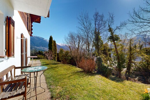 jardin avec mountain view, vue sur la montagne, pelouse, from property, et day time