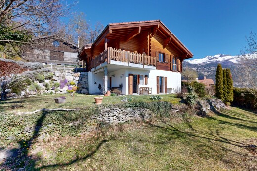 façade avec pelouse, day time, property visible, bardage en stuc, et vue sur la montagne