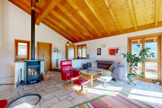 salon avec high ceiling, plafond haut, beamed ceiling, plafond à poutres, et inside property