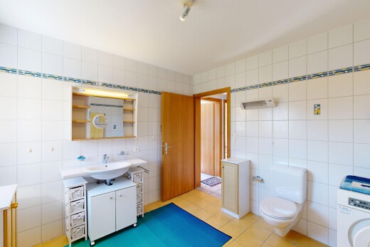 salle de bains avec miroir, salle de bain complète, tile wall, mur en carrelage, et lavabo (ou coiffeuse selon le contexte)