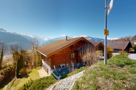 außenansicht mit day time, mountain view, blick auf die berge, property visible, und horizontale verkleidung