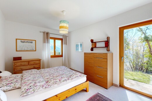 zimmer / schlafzimmer mit drywall, gipskartonwand, natural light, natürliches licht, und außenzugang