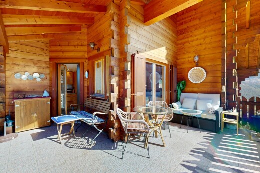 esszimmer mit high ceiling, hohe decke, vaulted ceiling, dachschräge, und beamed ceiling
