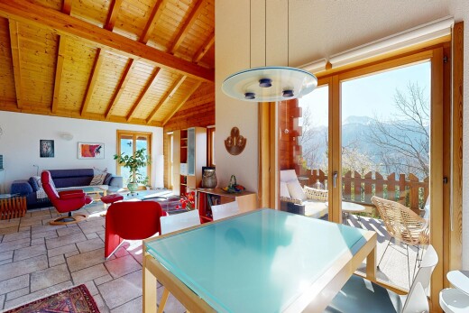 wohn- / esszimmer mit balkendecke, beamed ceiling, inside property, dachschräge, und vaulted ceiling