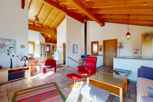 wohn- / esszimmer mit high ceiling, hohe decke, inside community, wood ceiling, und holzdecke
