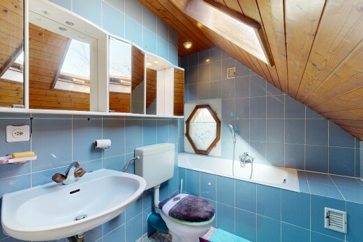 bad mit fliesenwand, waschbecken, dachschräge, holzdecke, und spiegel