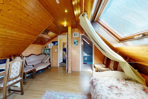 chambre avec pièce supplémentaire, sol en finition bois, plafond bas, plafond voûté, et plafond en bois