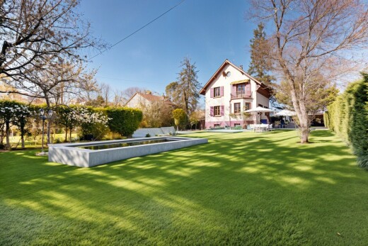 außenansicht mit rasen