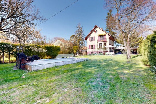 außenansicht mit rasen