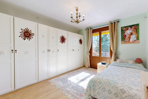 zimmer / schlafzimmer mit holzfußboden, gipskartonwand, natürliches licht, und bemerkenswerter kronleuchter