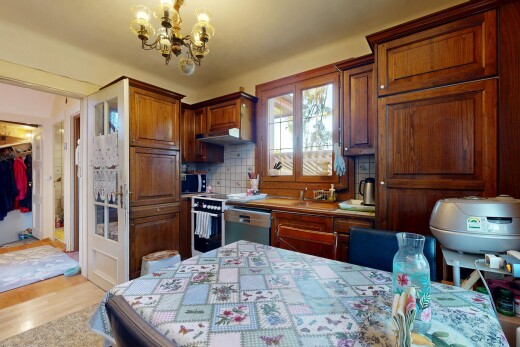 küche mit hochgezogene schränke, geschirrspülmaschine, bemerkenswerter kronleuchter, natürliches licht, und dunstabzugshaube