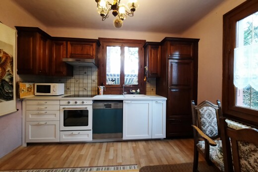 cuisine avec four, lustre remarquable, lave-vaisselle, armoires avec moulures, et inside property