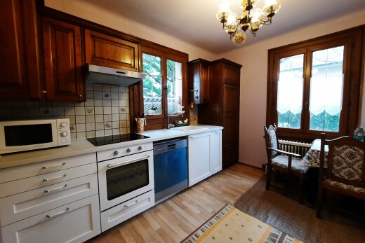 cuisine avec micro-ondes, lustre remarquable, lave-vaisselle, cloison sèche, et drywall