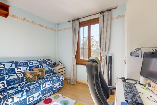 salon avec télévision, espace bureau, lumière naturelle, cloison sèche, et sol en finition bois