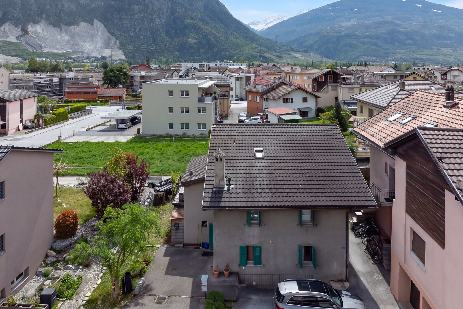 außenansicht mit mountain view, blick auf die berge, day time, drone view, und residential view