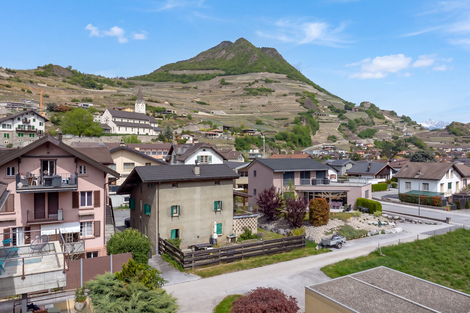 außenansicht mit mountain view, blick auf die berge, day time, residential view, und wohngebietblick